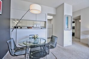 Horno, placa de cocina, lavavajillas, utensilios de cocina