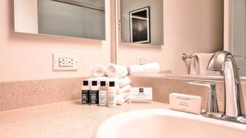 SĂšche-cheveux, serviettes fournies