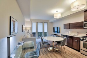 Oven, stovetop, dishwasher, cookware/dishes/utensils - Studio Urban Flat in Mountain View. Pool Views! (Mountain View)