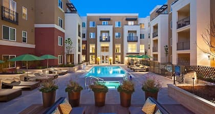 Studio Urban Flat in Mountain View. Pool Views!