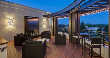 Charming + Clean Urban Flat in @sanmateo w/ Pool