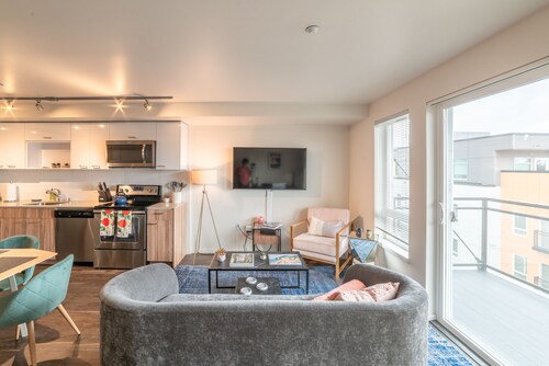 Prime Bellevue 1BR w/ Skyline Views - Brand New!!