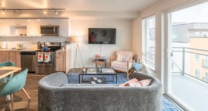 Prime Bellevue 1BR w/ Skyline Views - Brand New!!