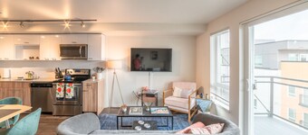 Prime Bellevue 1BR w/ Skyline Views - Brand New!!