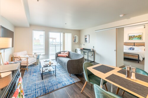 Prime Bellevue 1BR w/ Skyline Views - Brand New!!