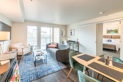 Prime Bellevue 1BR w/ Skyline Views - Brand New!!