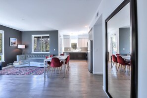 In-room dining - Sophisticated 2BR Urban Flat - Very Modern w/ Pool (San Jose)