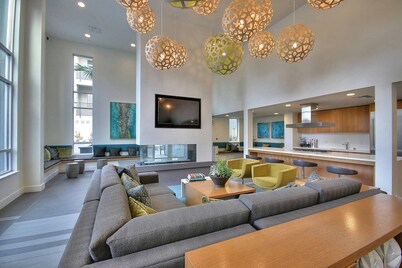 Spacious 2BR Urban Flat W/pool/spa + Gym by Levis!