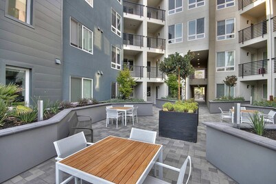 Spacious 2BR Urban Flat W/pool/spa + Gym by Levis!