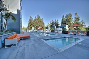 Outdoor pool - Clean & Bright Urban Flat Biz-travel Studio Wow! (San Jose)