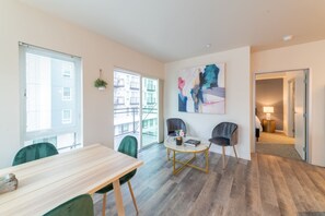 TV, stereo - Urban Flat @ Bellevue (Bellevue)