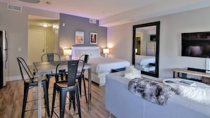 Iron/ironing board, WiFi, bed sheets - Pristine Urban Flat w/ Wifi + Pool + Gym & More! (Mountain View)