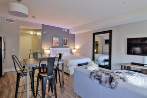 Iron/ironing board, WiFi, bed sheets - Pristine Urban Flat w/ Wifi + Pool + Gym & More! (Mountain View)