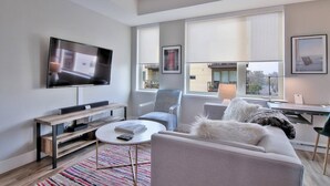 TV - Pristine Urban Flat w/ Wifi + Pool + Gym & More! (Mountain View)