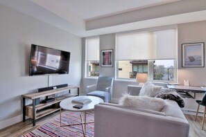 TV - Pristine Urban Flat w/ Wifi + Pool + Gym & More! (Mountain View)