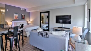 Iron/ironing board, WiFi, bed sheets - Pristine Urban Flat w/ Wifi + Pool + Gym & More! (Mountain View)