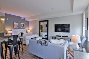 Iron/ironing board, WiFi, bed sheets - Pristine Urban Flat w/ Wifi + Pool + Gym & More! (Mountain View)