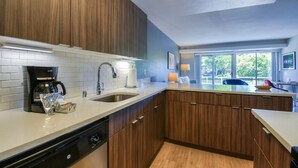 Coffee/tea maker, oven, stovetop, dishwasher - Urban Flat @ Sunnyvale (Sunnyvale)
