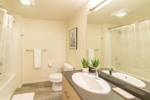 Bathroom - Spacious Urban Flat 1br/1ba w/ Wifi + Gym (Bellevue)