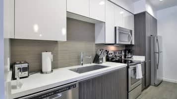 Oven, stovetop, dishwasher, cookware/dishes/utensils