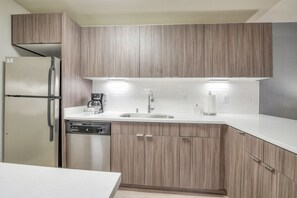 Ovn, kokeplater, oppvaskmaskin og kjøkkenutstyr