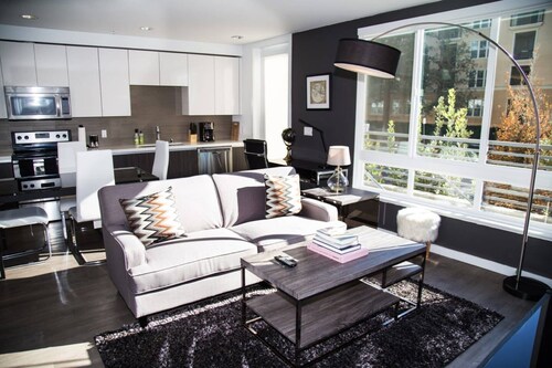 Bright Urban Flat 1BR Flat in Top Luxury Building!