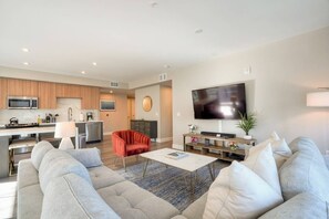 TV - Urban Flat @ Oakland (Oakland)