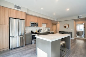 Oven, stovetop, dishwasher, cookware/dishes/utensils - Urban Flat @ Oakland (Oakland)