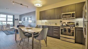 Oven, stovetop, dishwasher, cookware/dishes/utensils