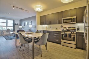 Oven, stovetop, dishwasher, cookware/dishes/utensils