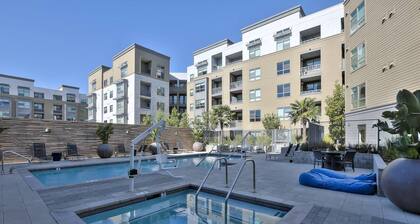 Urban Flat 1BR 4 Biz or Leisure Perfect Location