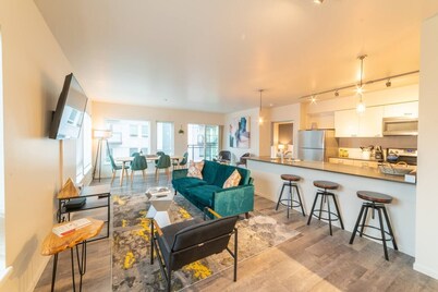 New! Huge Corporate 2br/2ba Near Downtown Bellevue