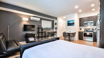 Iron/ironing board, WiFi, bed sheets