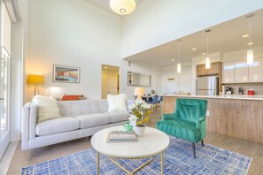 TV - Spacious Urban Flat 2BR w/ Wifi +spa +gym (Campbell)