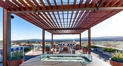 Top Floor Urban Flat in Dt-rwc w/ Pool + Views!