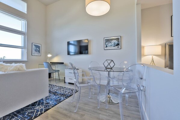 TV, stereo - Top Floor Urban Flat in Dt-rwc w/ Pool + Views! (Redwood City)