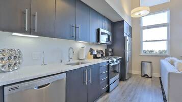 Oven, stovetop, dishwasher, cookware/dishes/utensils