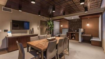 Oven, stovetop, dishwasher, cookware/dishes/utensils