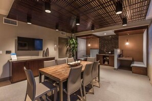 Ovn, kokeplater, oppvaskmaskin og kjøkkenutstyr