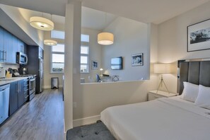 Iron/ironing board, WiFi, bed sheets - Top Floor Urban Flat in Dt-rwc w/ Pool + Views! (Redwood City)