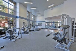 Fitness facility - Top Floor Urban Flat in Dt-rwc w/ Pool + Views! (Redwood City)