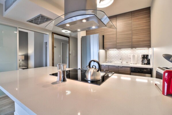 오븐, 쿡탑, 식기 세척기, 조리 도구/접시/주방 기구