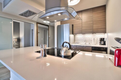 Top Floor 1BR Penthouse Suite in Palo Alto!