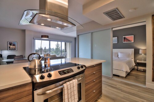 Top Floor 1BR Penthouse Suite in Palo Alto!