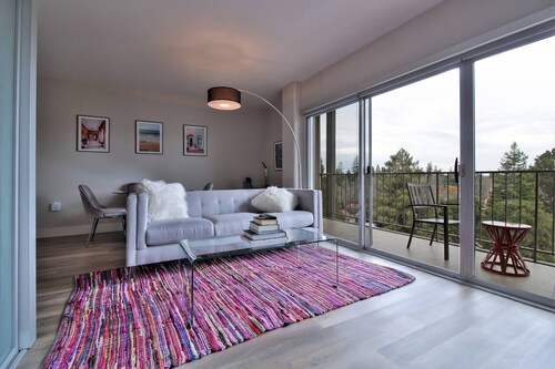 Top Floor 1BR Penthouse Suite in Palo Alto!