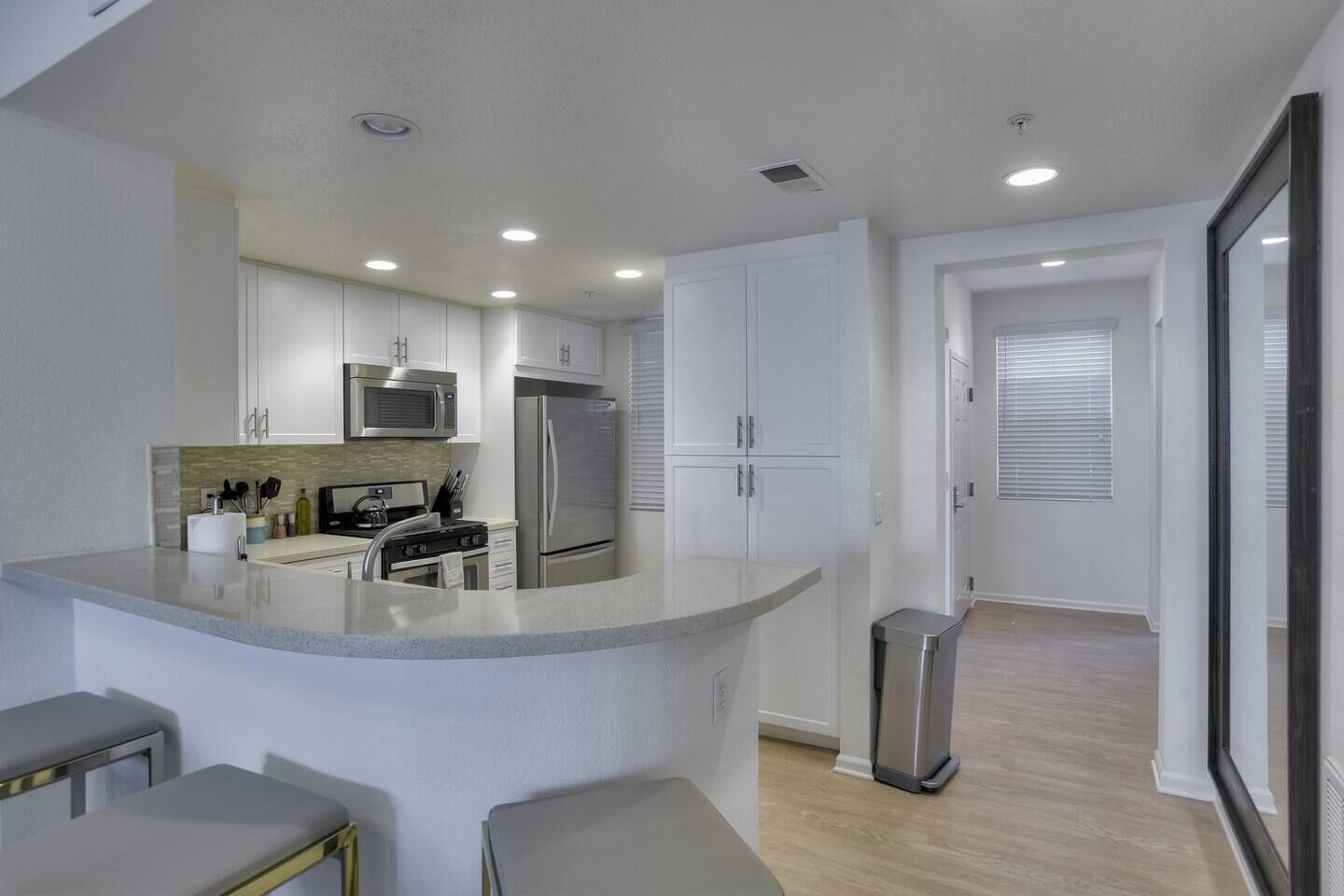 Four, plaque de cuisson, lave-vaisselle, cafetière/bouilloire