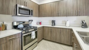 Coffee/tea maker, oven, stovetop, dishwasher - Urban Flat @ Miltpitas (Milpitas)