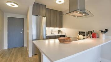 Oven, stovetop, dishwasher, cookware/dishes/utensils