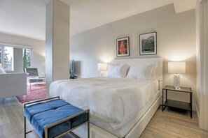 Iron/ironing board, WiFi, bed sheets - Huge & Bright Urban Flat Near Stanford w/ Pool! (Palo Alto)