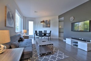 TV, stereo - Tech+biz 1BR Urban Flat in the Silicon Valley @SJ (San Jose)